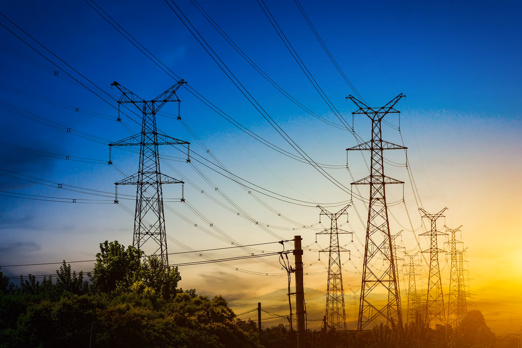 https://ips-old.kiwwwi.net/de/wp-content/uploads/sites/3/2024/11/sun-setting-silhouette-electricity-pylons.avif